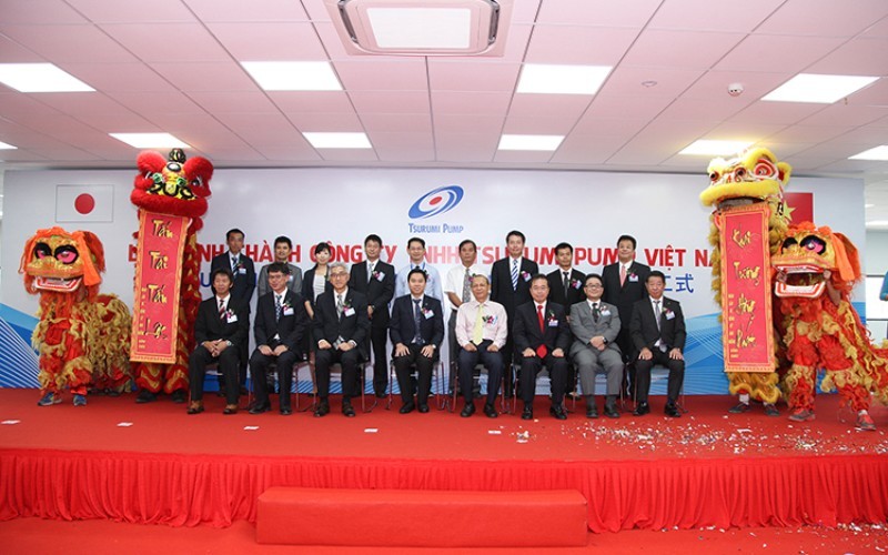 The leaders of Tsurumi Pump Vietnam Co., Ltd took souvenir photos with the guests