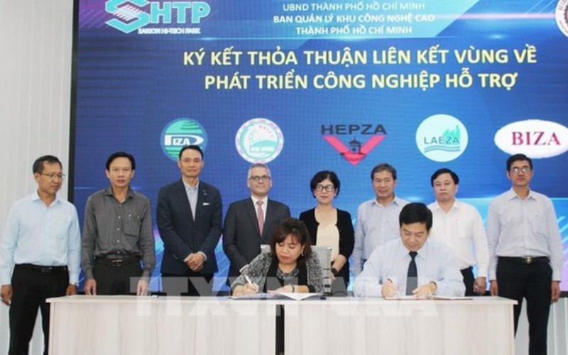 Representative of the Management Board of Saigon High-Tech Park signs a cooperation agreement with the Management Board of export processing zones, industrial parks, and key economic zones in the South