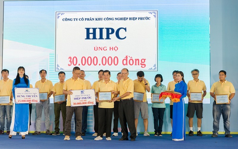 Mr. Dinh Van Tuoi - Deputy General Director of HIPC awarded 30,000,000 VND to the charity fund of the program